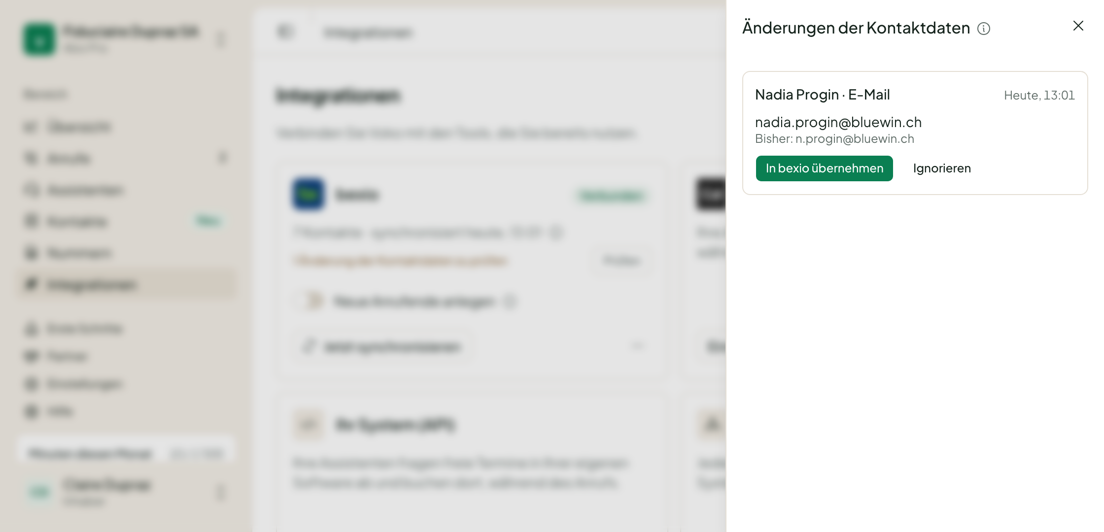 Das Fenster «Änderungen der Kontaktdaten»: eine am Telefon genannte neue E-Mail-Adresse, der alte Wert und die Schaltflächen In bexio übernehmen und Ignorieren.